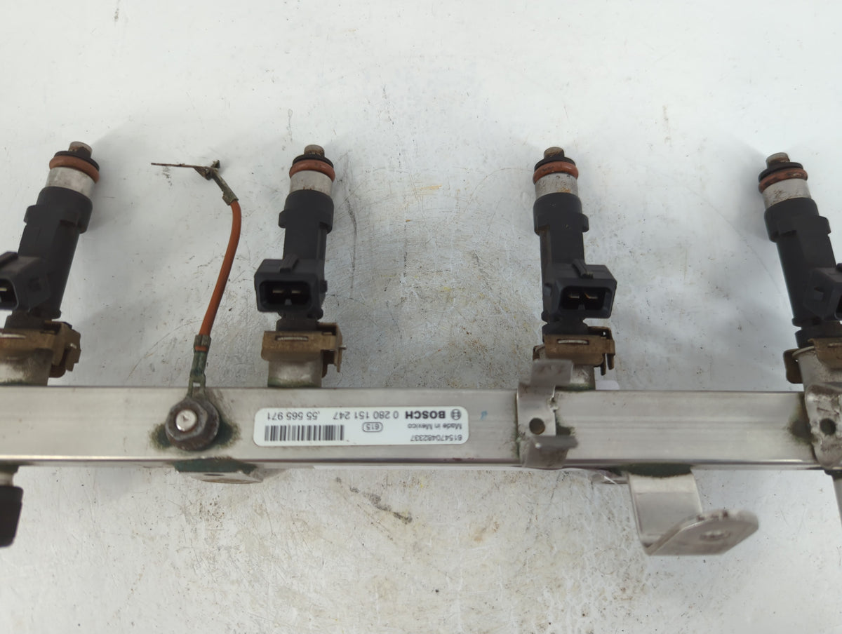 2014 Buick Enclave Fuel Injectors P/N:55 565 971 Fits OEM Used Auto Parts - Oemusedautoparts1.com