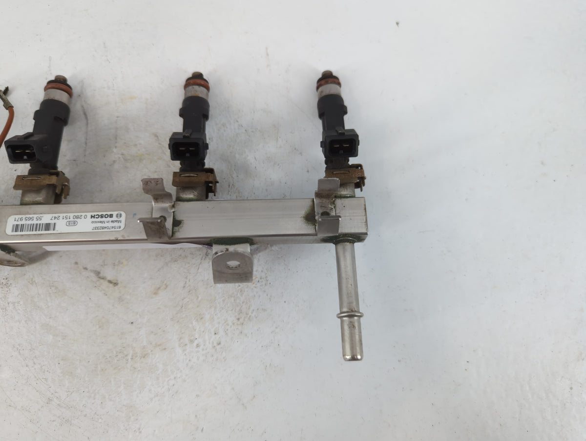 2014 Buick Enclave Fuel Injectors P/N:55 565 971 Fits OEM Used Auto Parts - Oemusedautoparts1.com