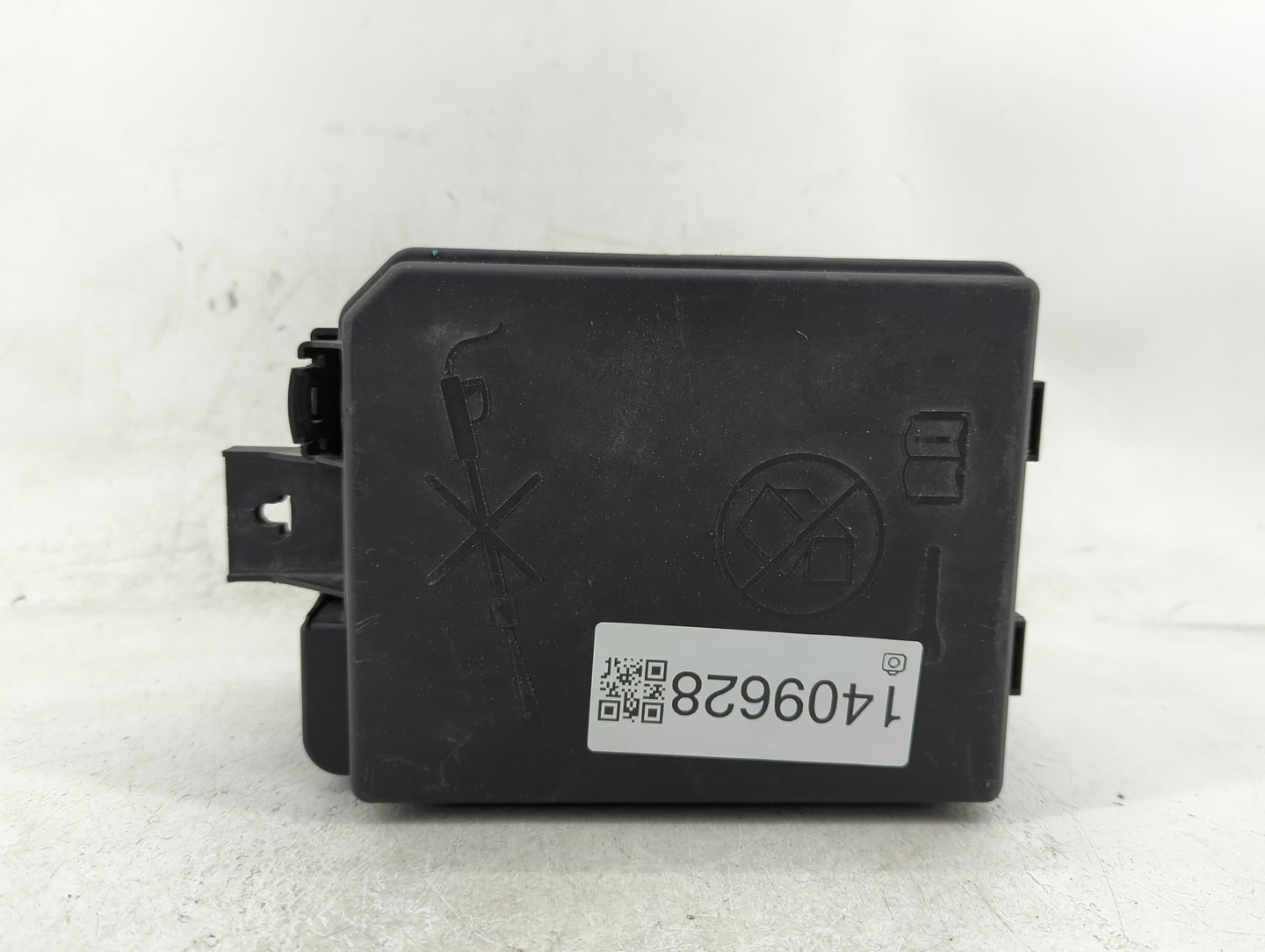2013-2014 Buick Encore Fusebox Fuse Box Panel Relay Module P/N:95131337 Fits Fits 2013 2014 OEM Used Auto Parts - Oemusedaut