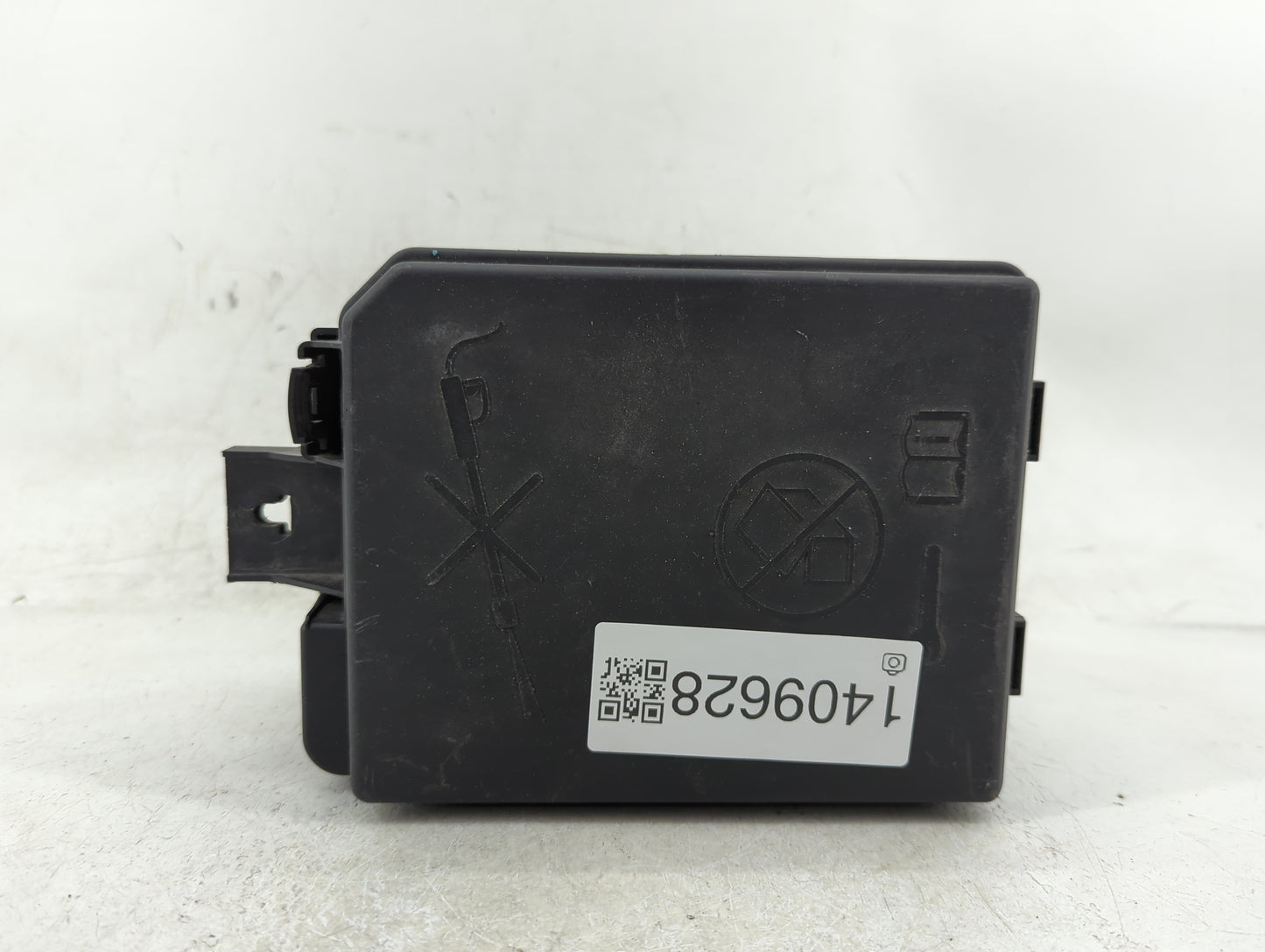 2013-2014 Buick Encore Fusebox Fuse Box Panel Relay Module P/N:95131337 Fits Fits 2013 2014 OEM Used Auto Parts - Oemusedaut