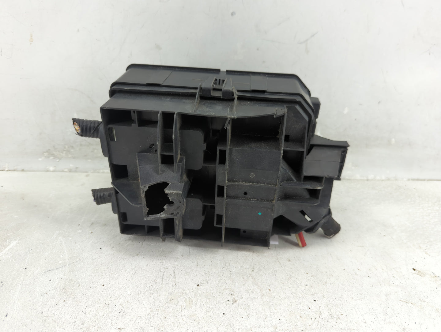 2013-2014 Buick Encore Fusebox Fuse Box Panel Relay Module P/N:95131331 Fits Fits 2013 2014 OEM Used Auto Parts - Oemusedaut