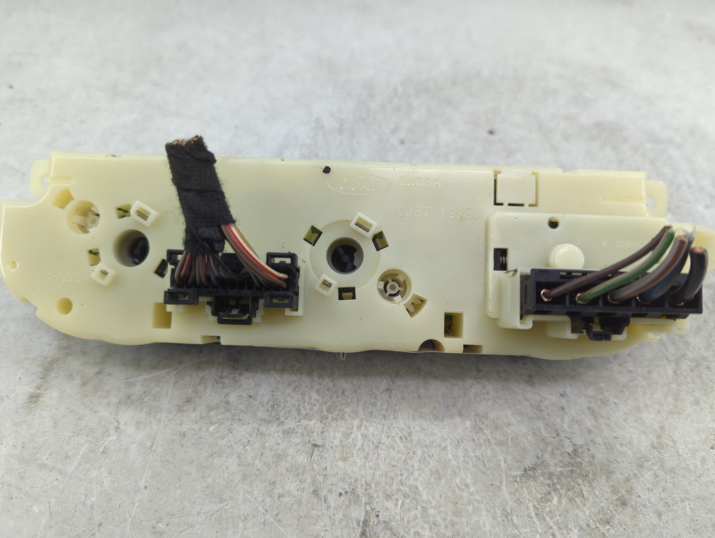 2014 Buick Encore Climate Control Module Temperature AC/Heater Replacement P/N:CJ5T-19980-CK Fits OEM Used Auto Parts - Oemu
