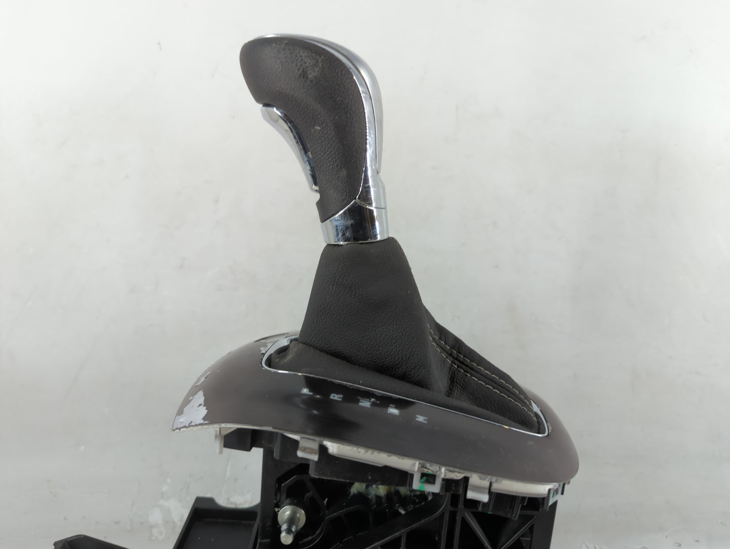 2014 Buick Encore Floor Console Assembly Shifter - Oemusedautoparts1.com