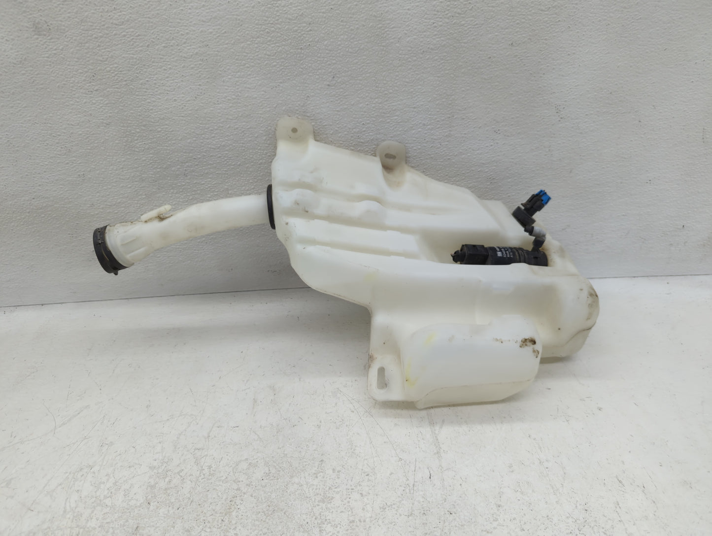 2010-2016 Buick Lacrosse Windshield Washer Fluid Reservoir Bottle Oem - Oemusedautoparts1.com