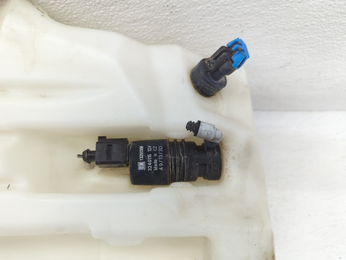 2010-2016 Buick Lacrosse Windshield Washer Fluid Reservoir Bottle Oem - Oemusedautoparts1.com