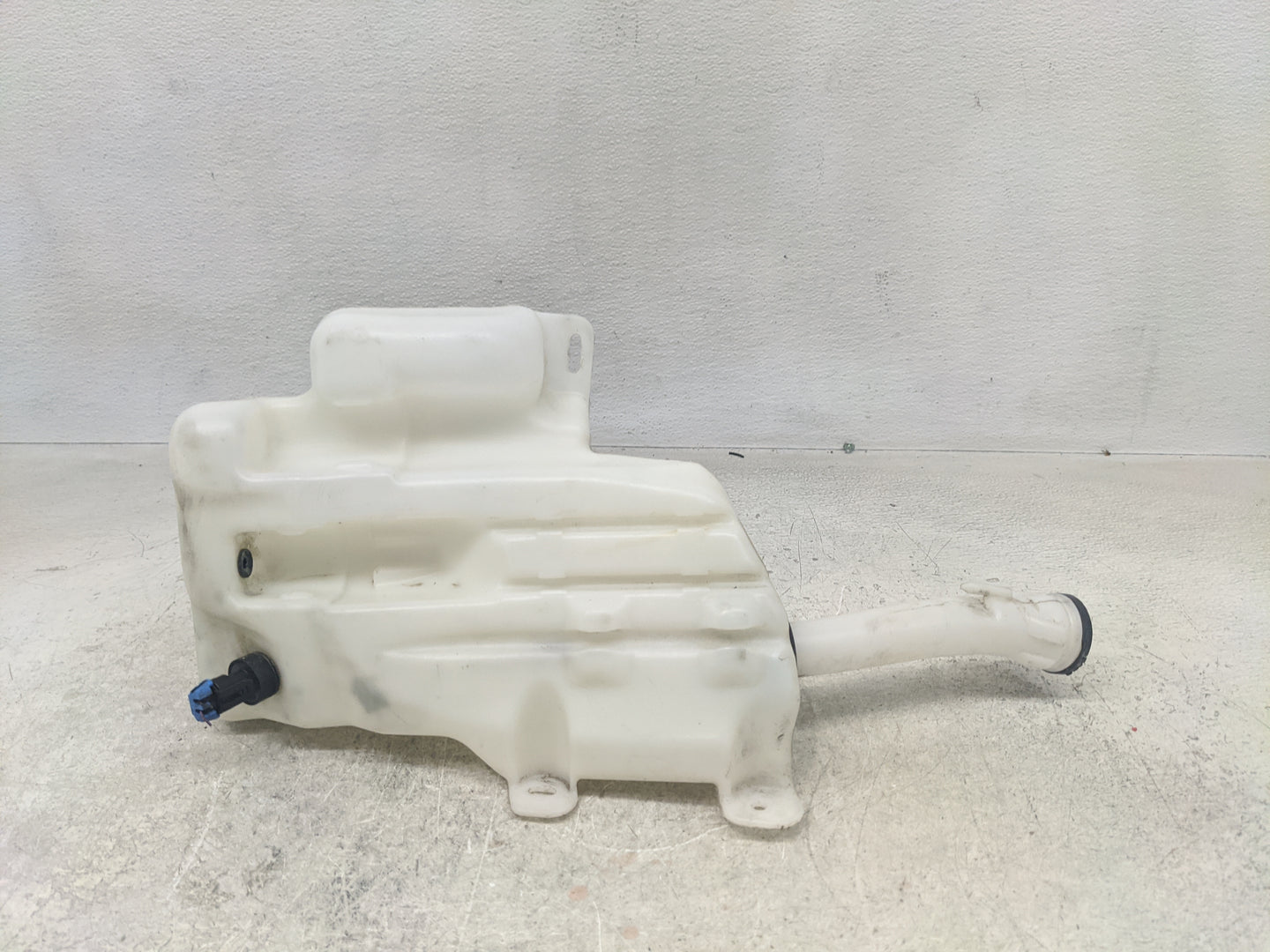 2010-2016 Buick Lacrosse Windshield Washer Fluid Reservoir Bottle Oem - Oemusedautoparts1.com