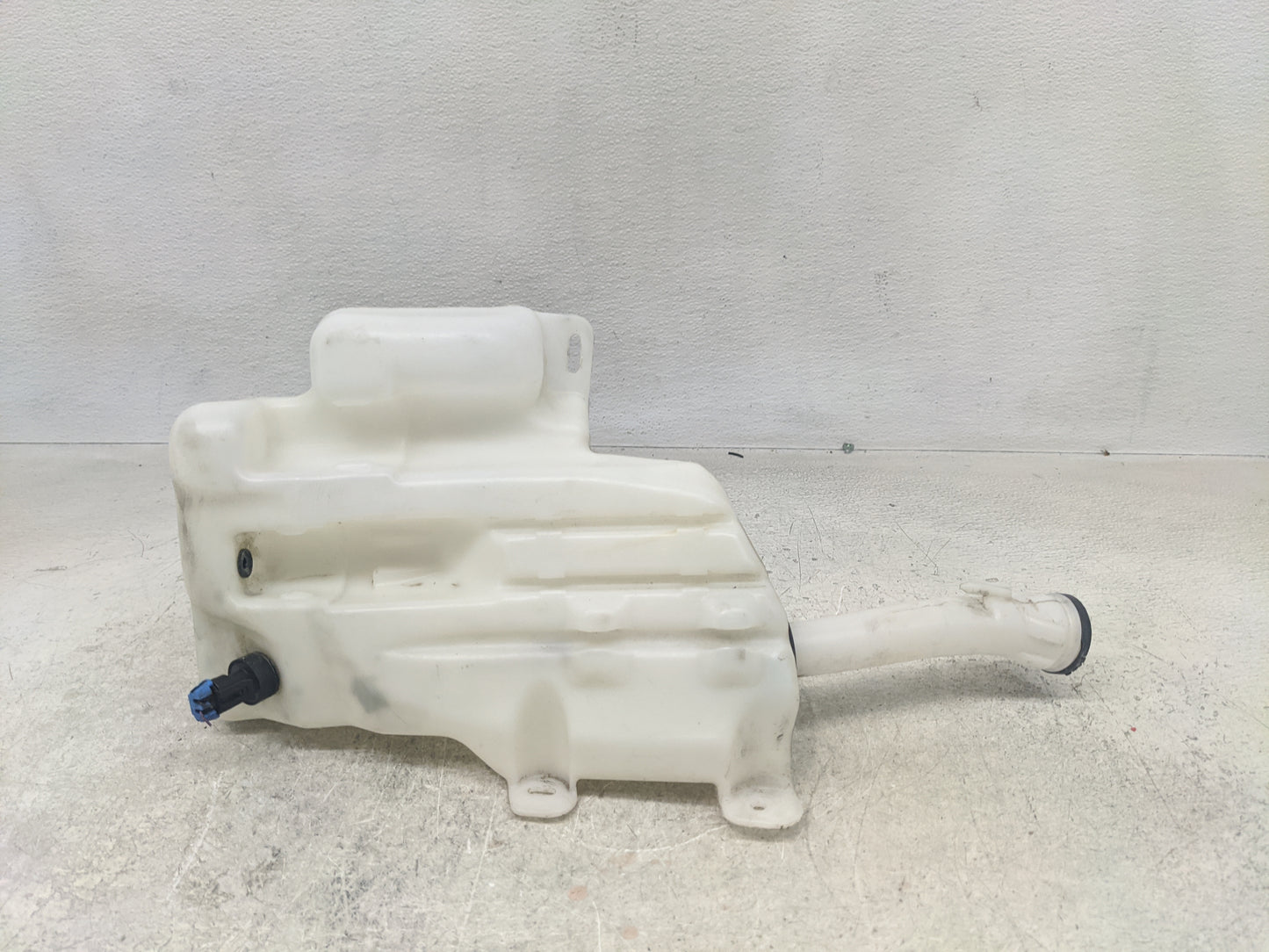 2010-2016 Buick Lacrosse Windshield Washer Fluid Reservoir Bottle Oem - Oemusedautoparts1.com