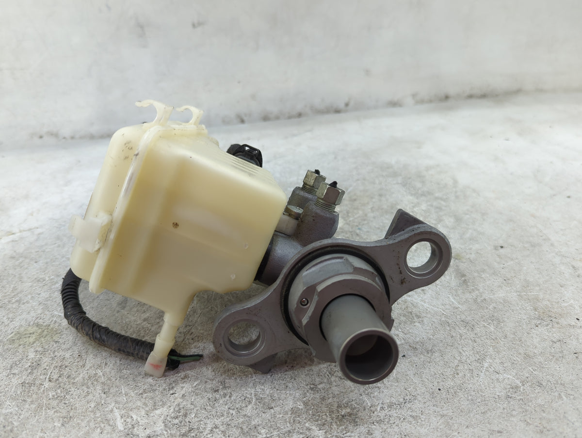 Cadillac Ats Brake Master Cylinder 1512006 - Oemusedautoparts1.com