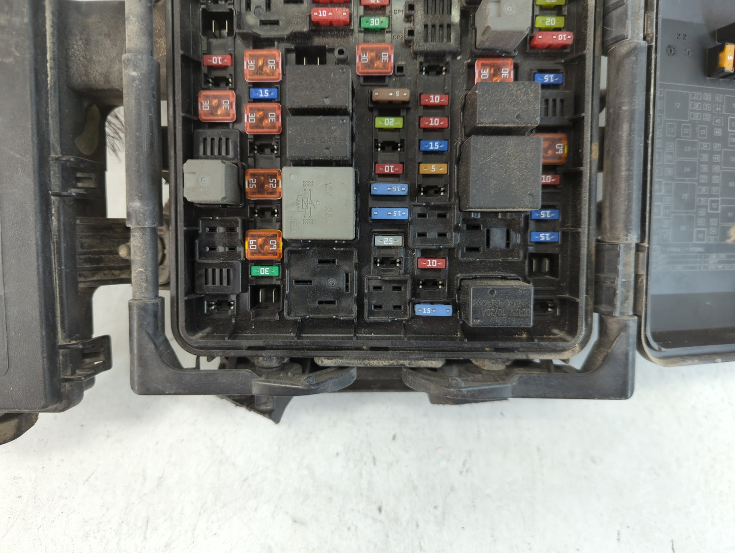 2014 Cadillac Ats Fusebox Fuse Box Panel Relay Module Fits OEM Used Auto Parts - Oemusedautoparts1.com