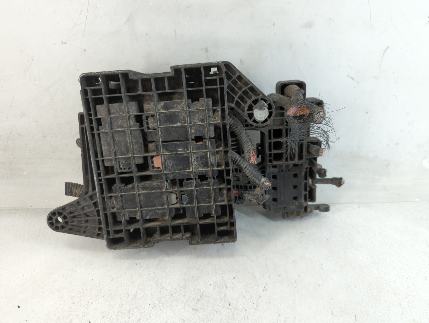 2014 Cadillac Ats Fusebox Fuse Box Panel Relay Module Fits OEM Used Auto Parts - Oemusedautoparts1.com