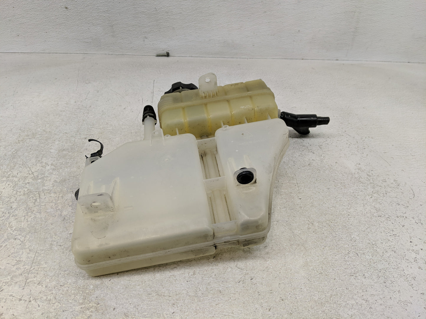 2014-2019 Cadillac Cts Radiator Coolant Overflow Expansion Tank Bottle 1313116 - Oemusedautoparts1.com