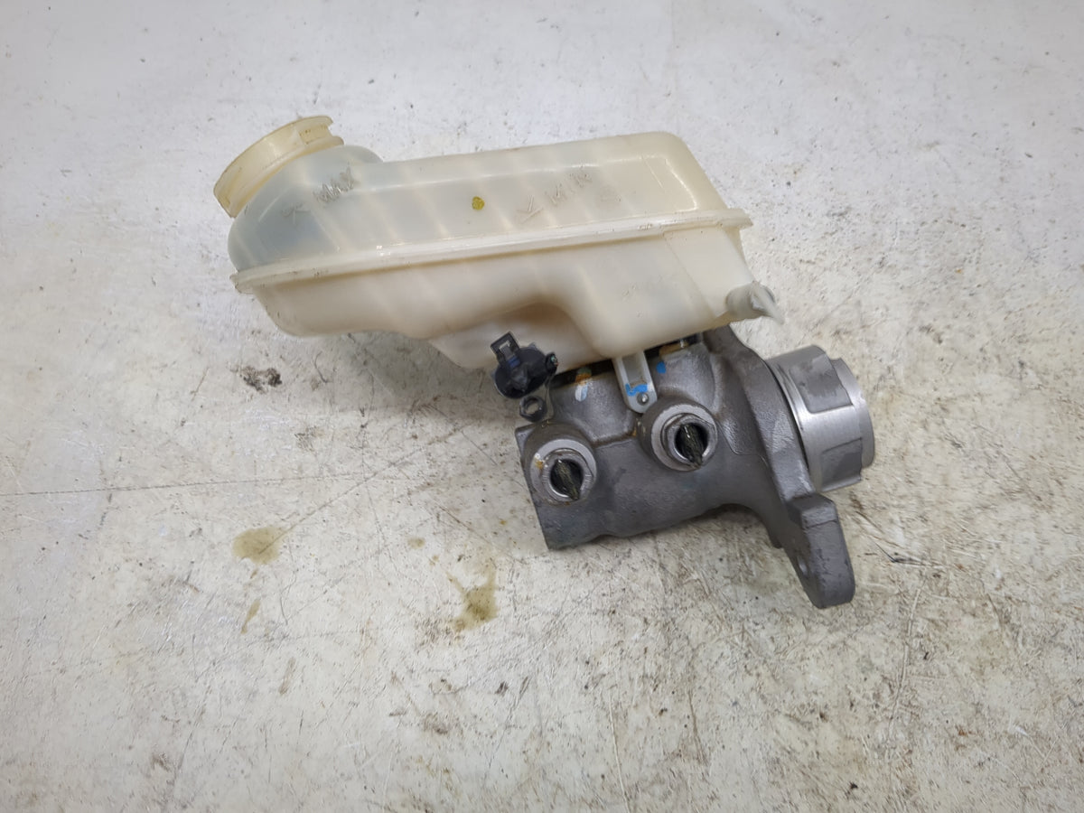 2014-2014 Cadillac Cts Brake Master Cylinder - Oemusedautoparts1.com