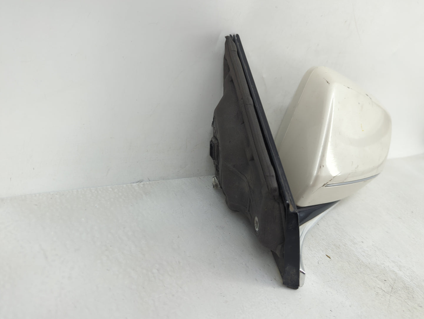 2013-2014 Cadillac Xts Driver Side View Mirror - Left Door Mirror OEM Used - Oemusedautoparts1.com