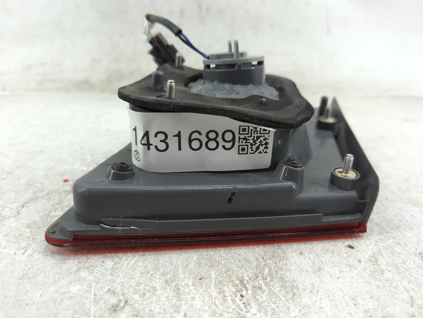 2011-2016 Chevrolet Cruze Tail Light Assembly Passenger Right OEM Fits Fits 2011 2012 2013 2014 2015 2016 OEM Used Auto Part