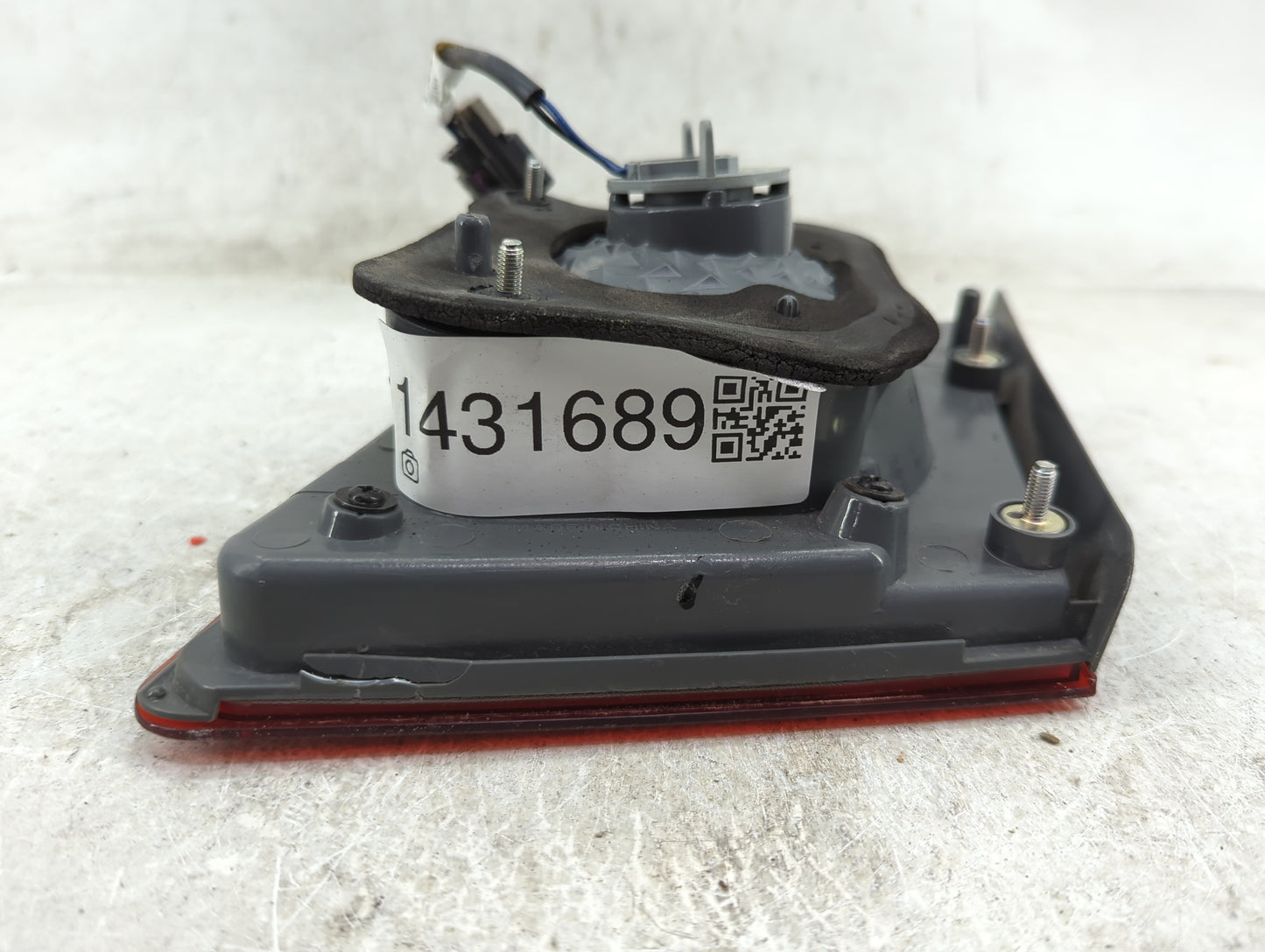 2011-2016 Chevrolet Cruze Tail Light Assembly Passenger Right OEM Fits Fits 2011 2012 2013 2014 2015 2016 OEM Used Auto Part