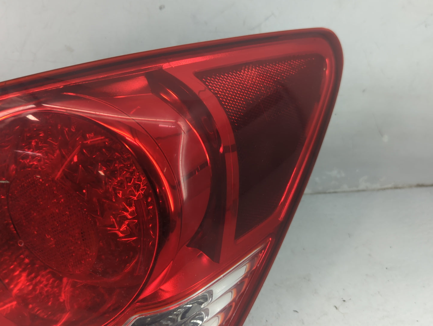 2011 Chevrolet Cruze Passenger Right Side Deck Lid Mounted Tail Light 1441357 - Oemusedautoparts1.com
