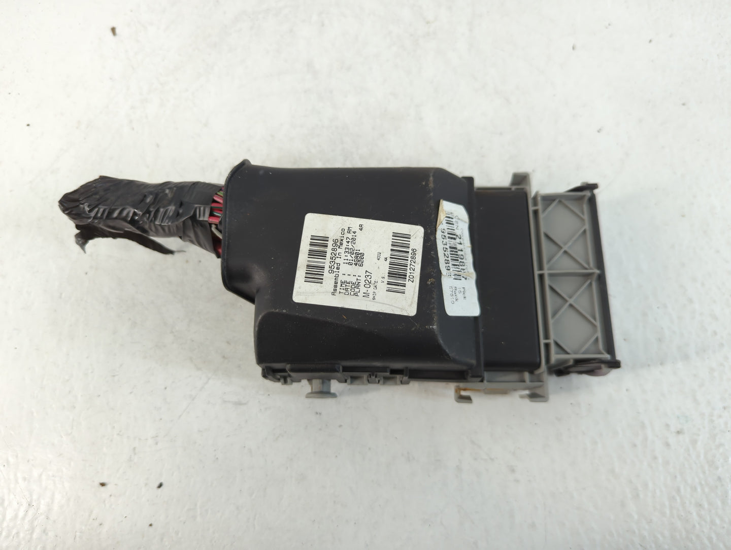 2013-2014 Chevrolet Cruze Fusebox Fuse Box Panel Relay Module P/N:95352896 Fits Fits 2013 2014 OEM Used Auto Parts - Oemused
