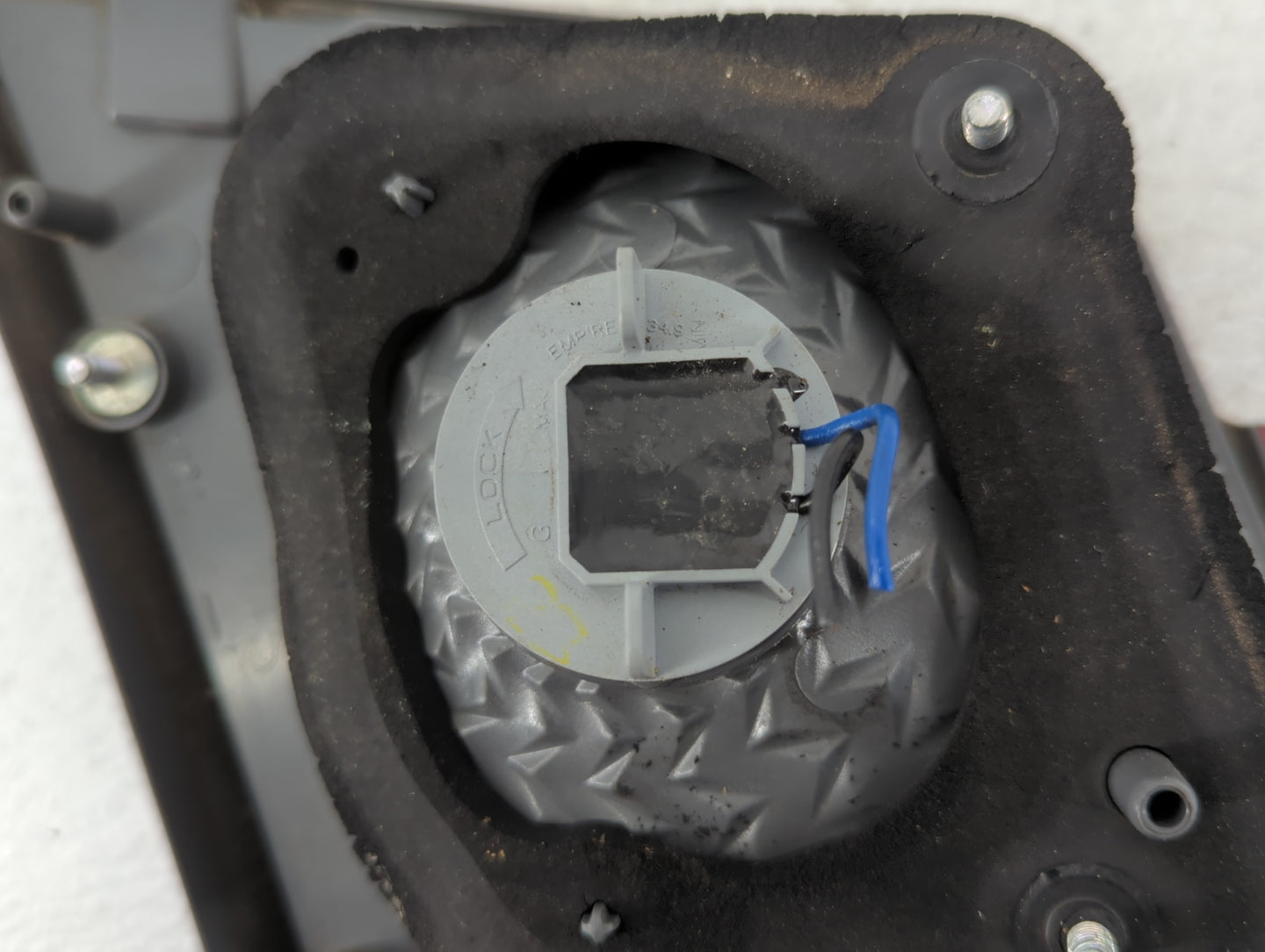 2014 Chevrolet Cruze Limited Tail Light Assembly Passenger Right OEM P/N:0042124 Fits Fits 2011 2012 2013 2015 2016 OEM Used