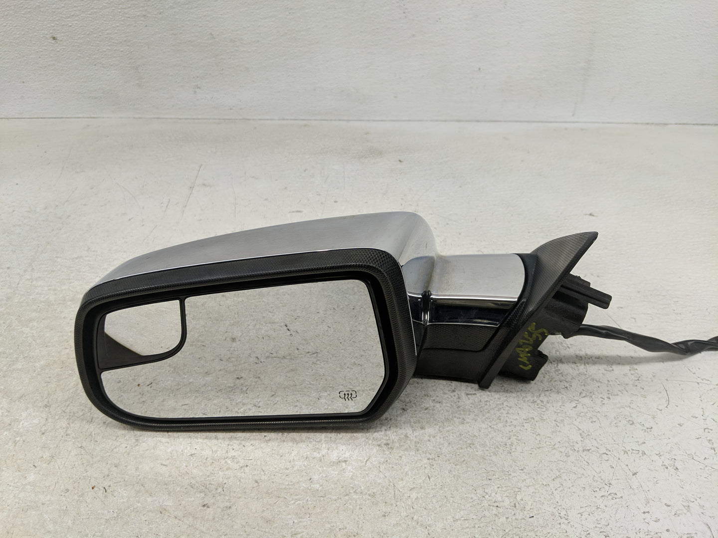 2014 Chevrolet Equinox Side Mirror Replacement Driver Left View Door Mirror Fits OEM Used Auto Parts - Oemusedautoparts1.com