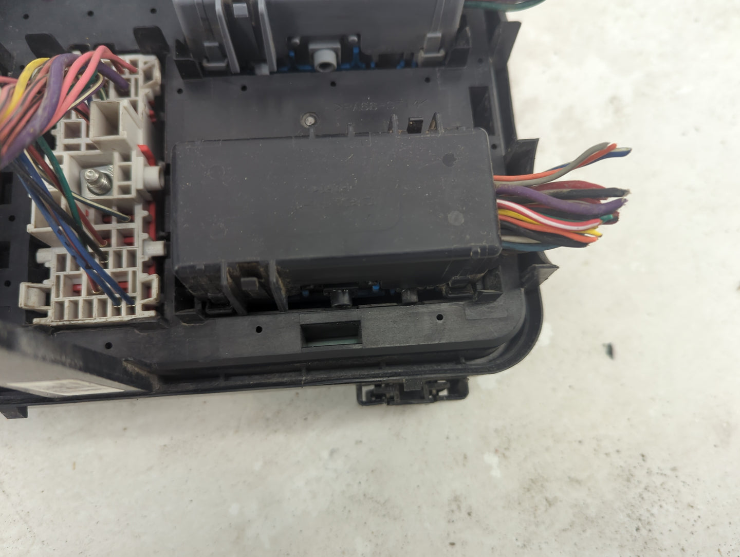 2013-2015 Chevrolet Equinox Fusebox Fuse Box Panel Relay Module P/N:PA66-GF14 Fits Fits 2013 2014 2015 OEM Used Auto Parts -