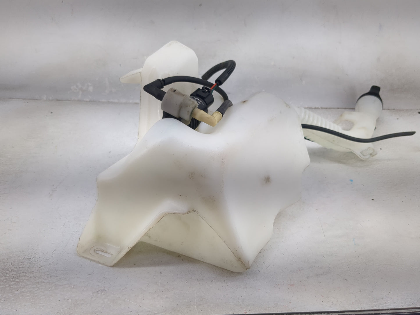 2010-2017 Chevrolet Equinox Windshield Washer Fluid Reservoir Bottle Oem 1474113 - Oemusedautoparts1.com