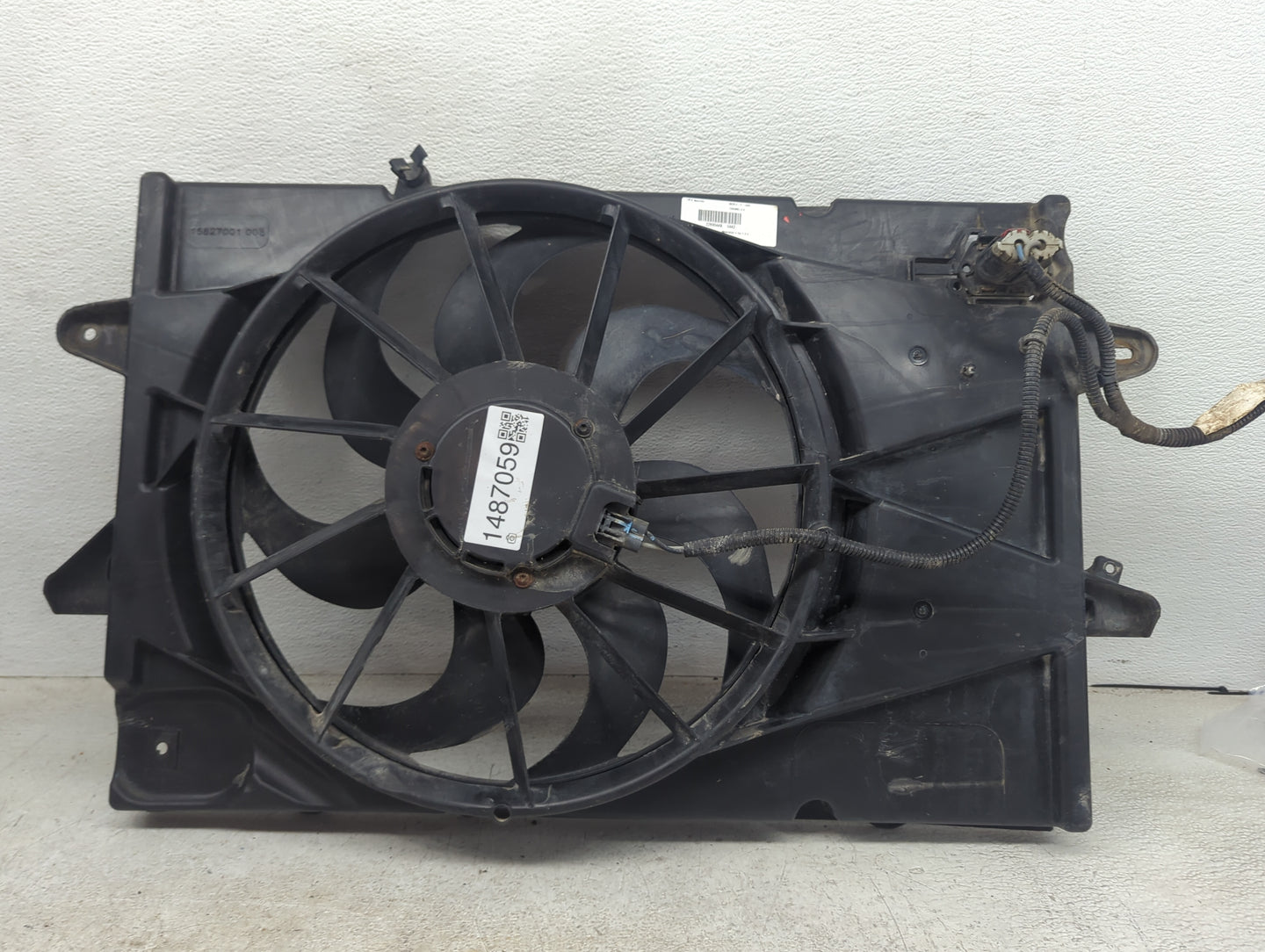 2010-2017 Chevrolet Equinox Electric Radiator Cooling Fan Motor Assembly P/N:15827001 22980448 Fits OEM Used Auto Parts - Oe