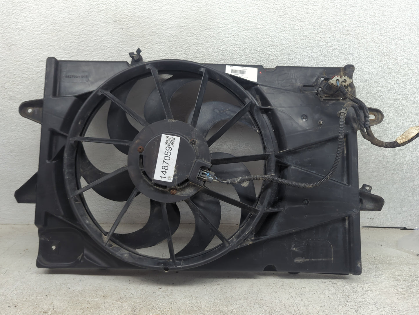 2010-2017 Chevrolet Equinox Electric Radiator Cooling Fan Motor Assembly P/N:15827001 22980448 Fits OEM Used Auto Parts - Oe