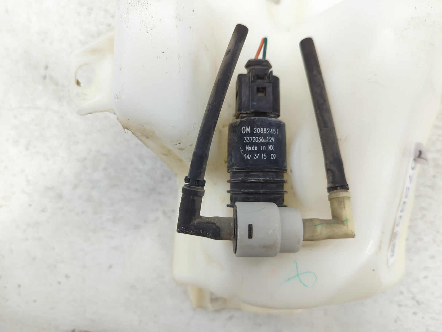 2010-2017 Chevrolet Equinox Windshield Washer Fluid Reservoir Bottle Oem - Oemusedautoparts1.com