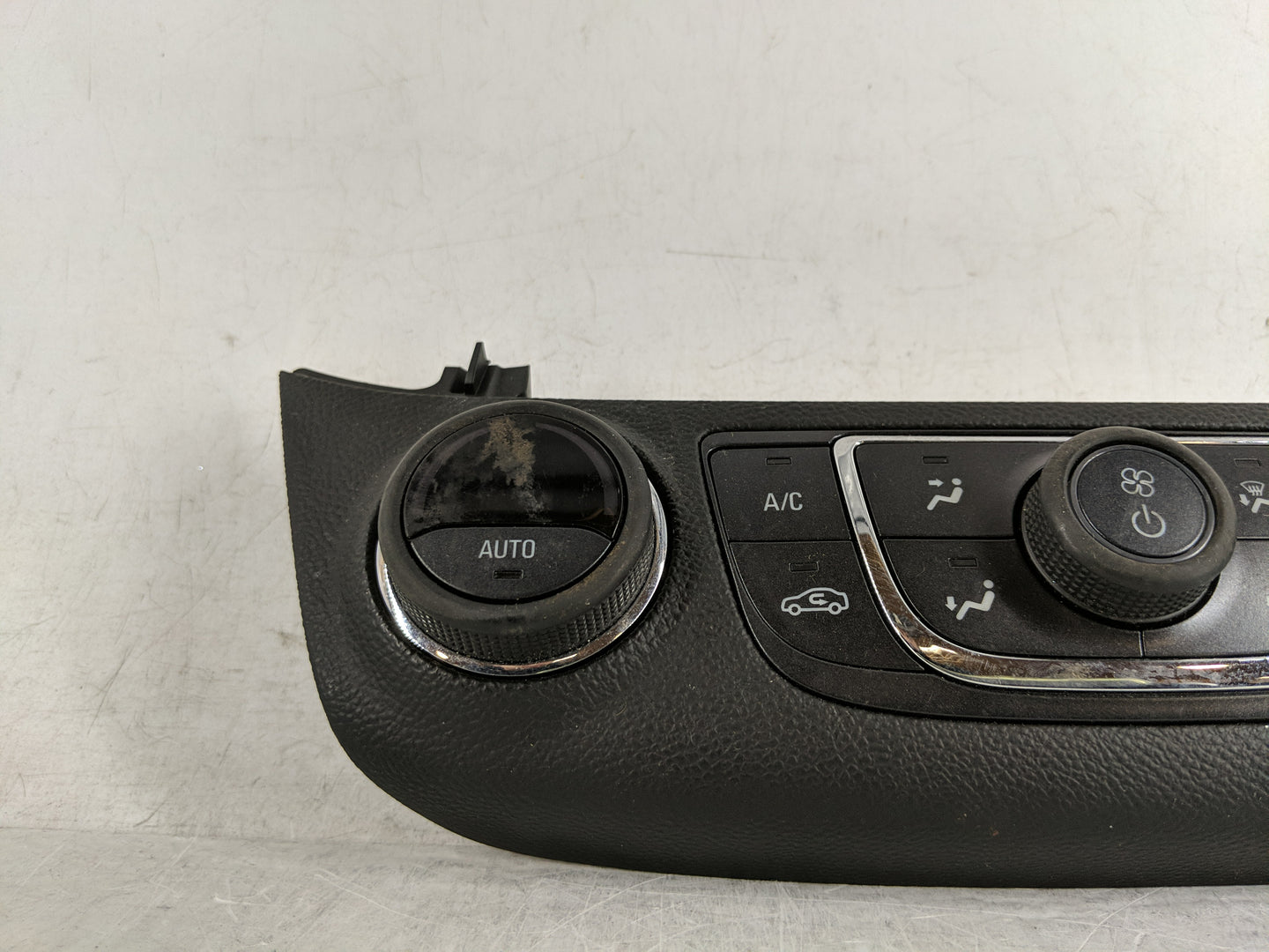 2014 Chevrolet Impala Climate Control Module Temperature AC/Heater Replacement P/N:23113226 Fits OEM Used Auto Parts - Oemus