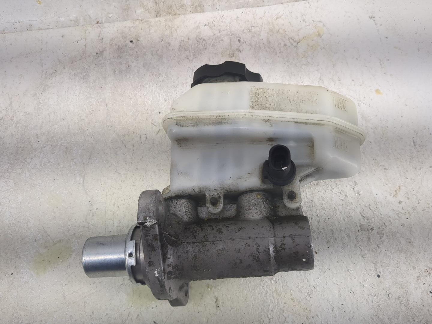 2009-2016 Chevrolet Impala Brake Master Cylinder 1497808 - Oemusedautoparts1.com