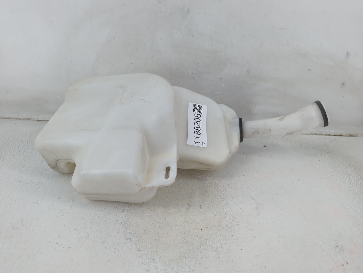 2013-2016 Chevrolet Malibu Windshield Washer Fluid Reservoir Bottle Oem - Oemusedautoparts1.com