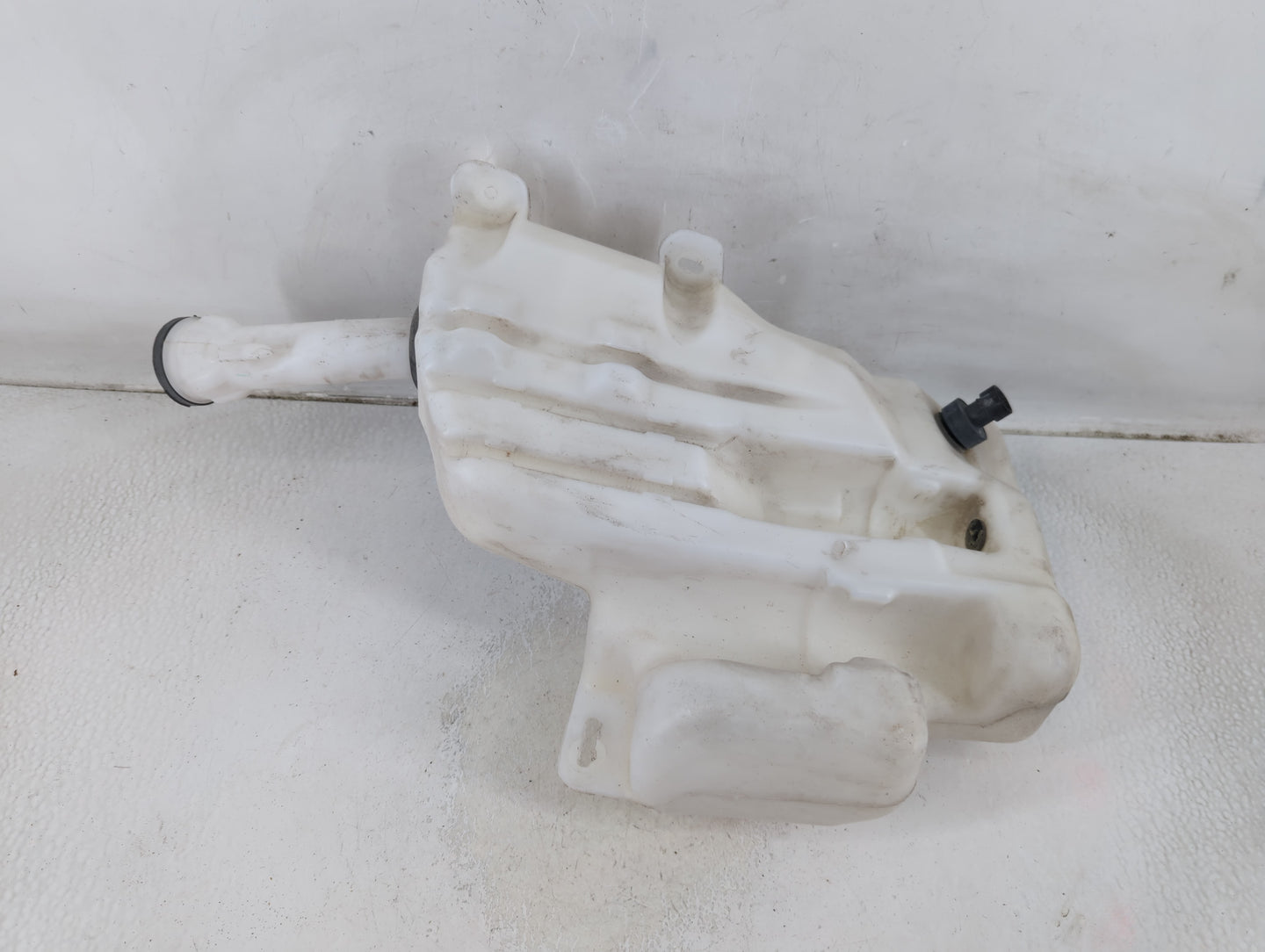 2013-2016 Chevrolet Malibu Windshield Washer Fluid Reservoir Bottle Oem - Oemusedautoparts1.com