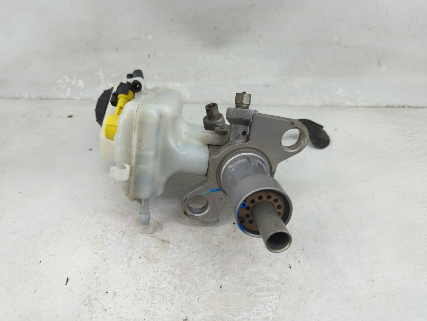 2013-2016 Chevrolet Malibu Brake Master Cylinder 1258621 - Oemusedautoparts1.com
