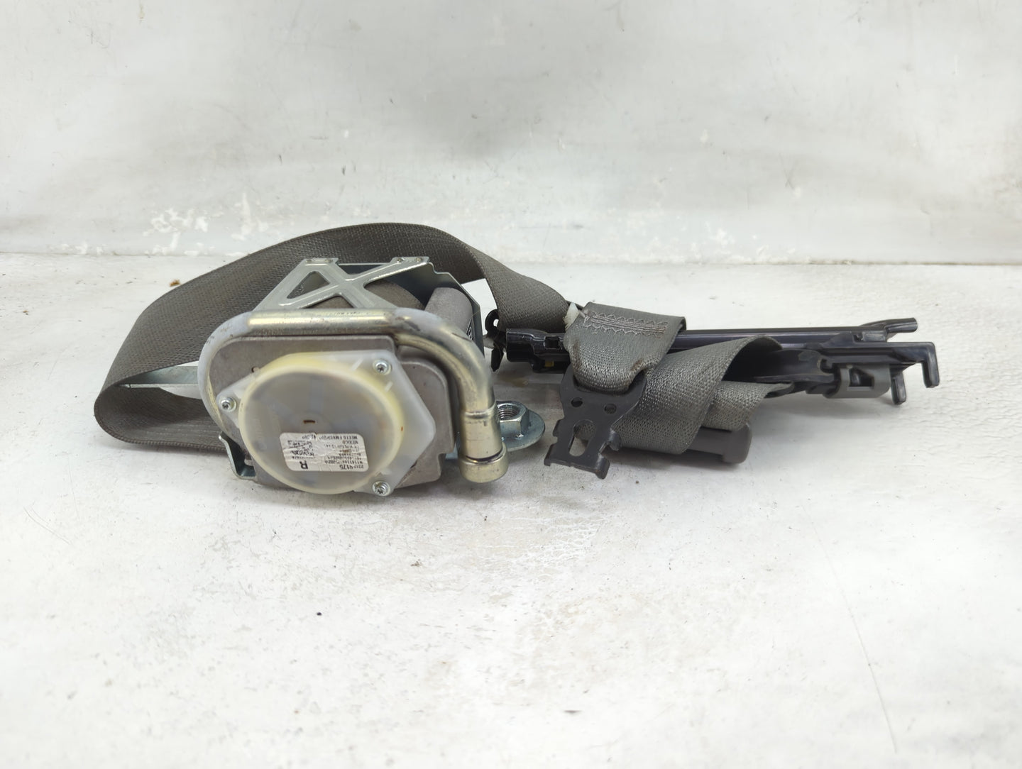 2014-2016 Chevrolet Malibu Drvier Front Seatbelt Retractor Grey - Oemusedautoparts1.com