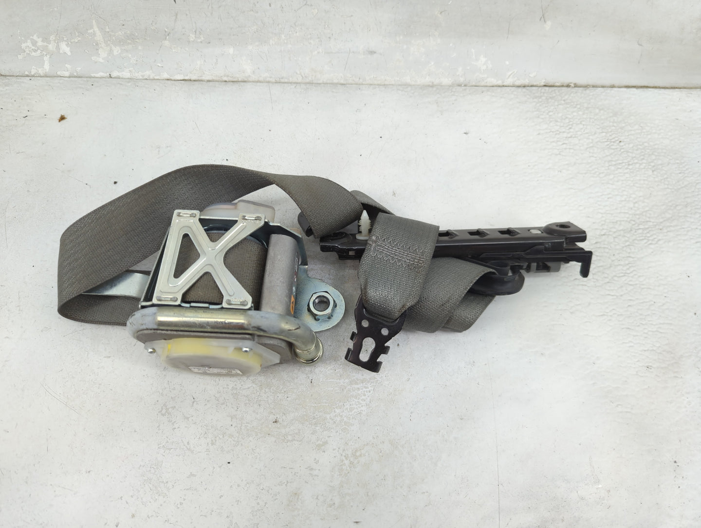 2014-2016 Chevrolet Malibu Drvier Front Seatbelt Retractor Grey - Oemusedautoparts1.com