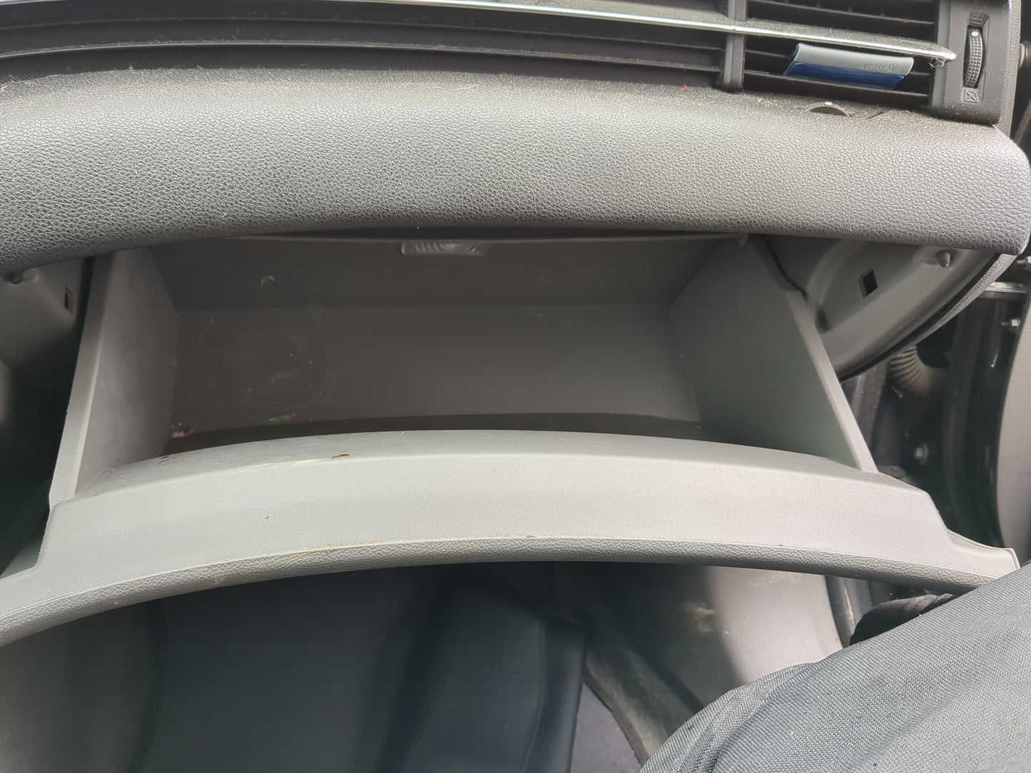 2014 Chevrolet Malibu Passenger Glove Box Door Storage Compartment 1258722 - Oemusedautoparts1.com