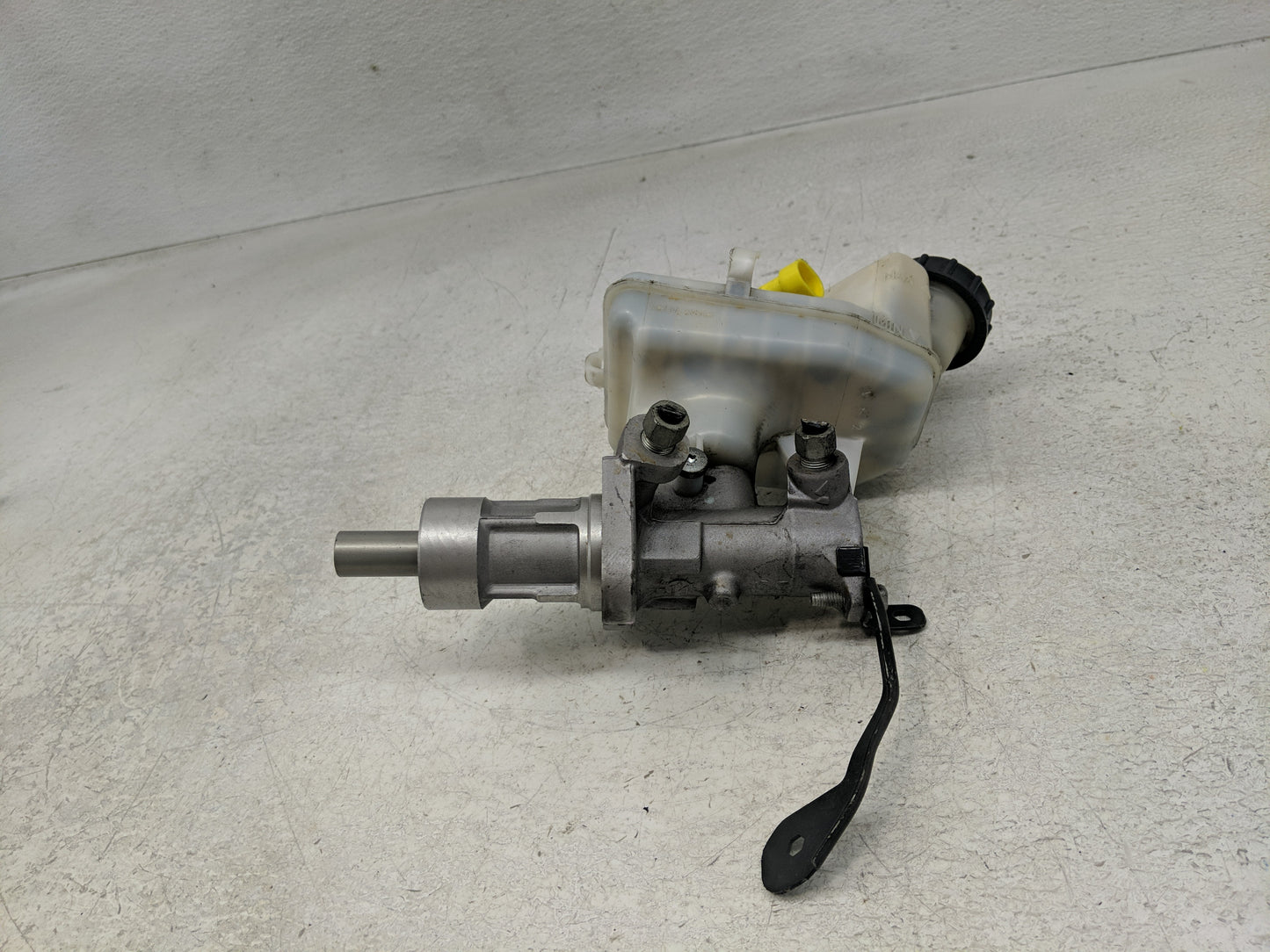 2013-2016 Chevrolet Malibu Brake Master Cylinder 1302492 - Oemusedautoparts1.com