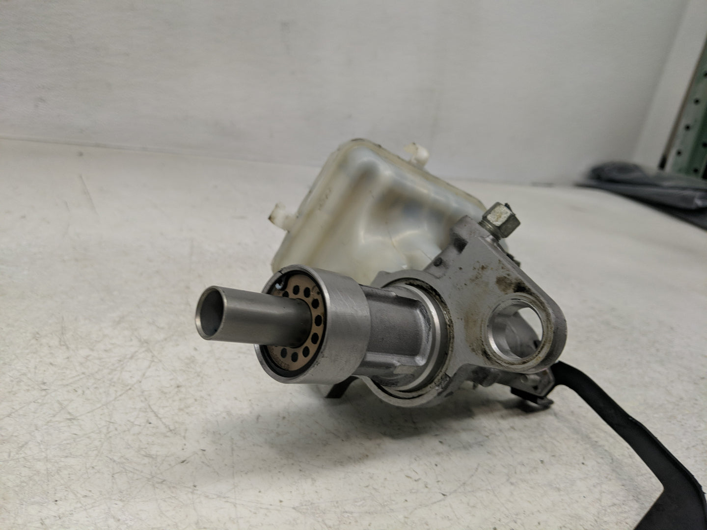 2013-2016 Chevrolet Malibu Brake Master Cylinder 1302492 - Oemusedautoparts1.com
