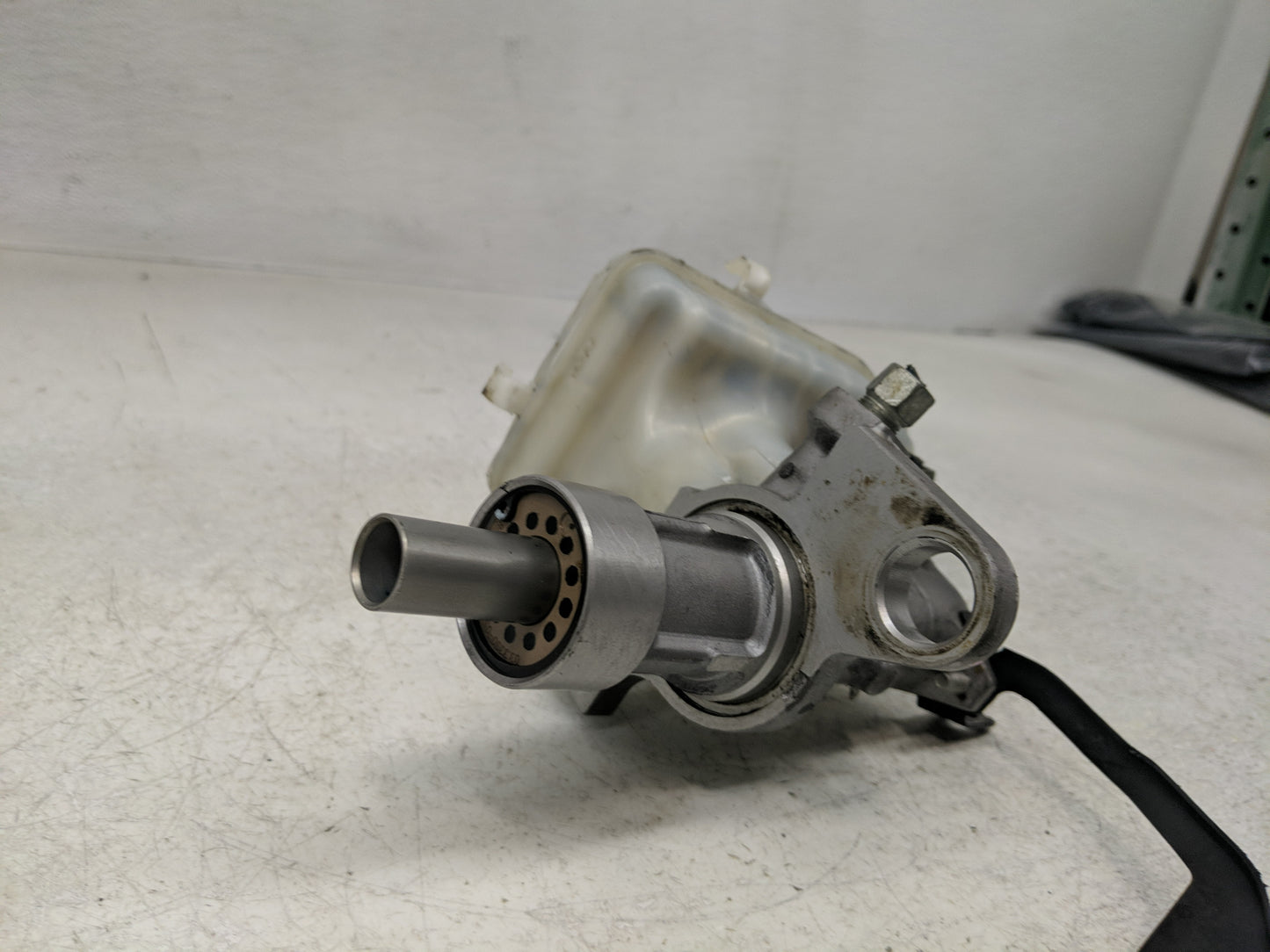 2013-2016 Chevrolet Malibu Brake Master Cylinder 1302492 - Oemusedautoparts1.com