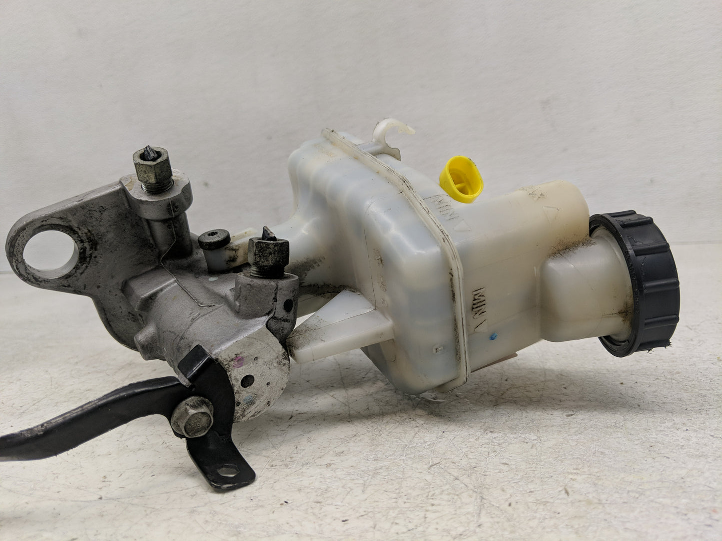2013-2016 Chevrolet Malibu Brake Master Cylinder 1302492 - Oemusedautoparts1.com