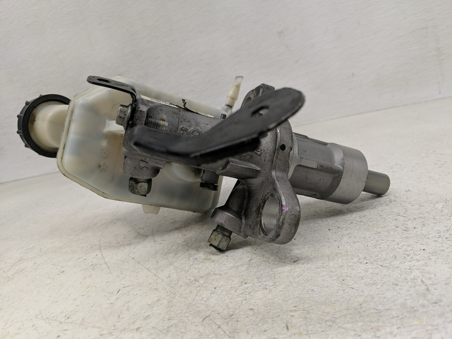 2013-2016 Chevrolet Malibu Brake Master Cylinder 1302492 - Oemusedautoparts1.com