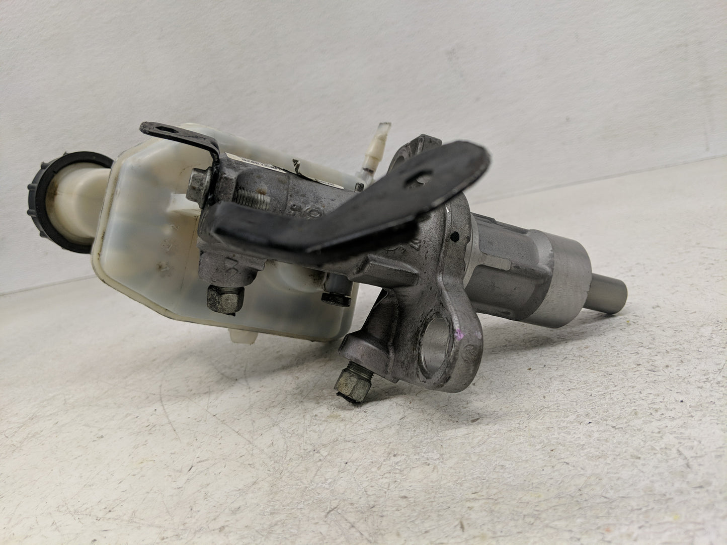 2013-2016 Chevrolet Malibu Brake Master Cylinder 1302492 - Oemusedautoparts1.com