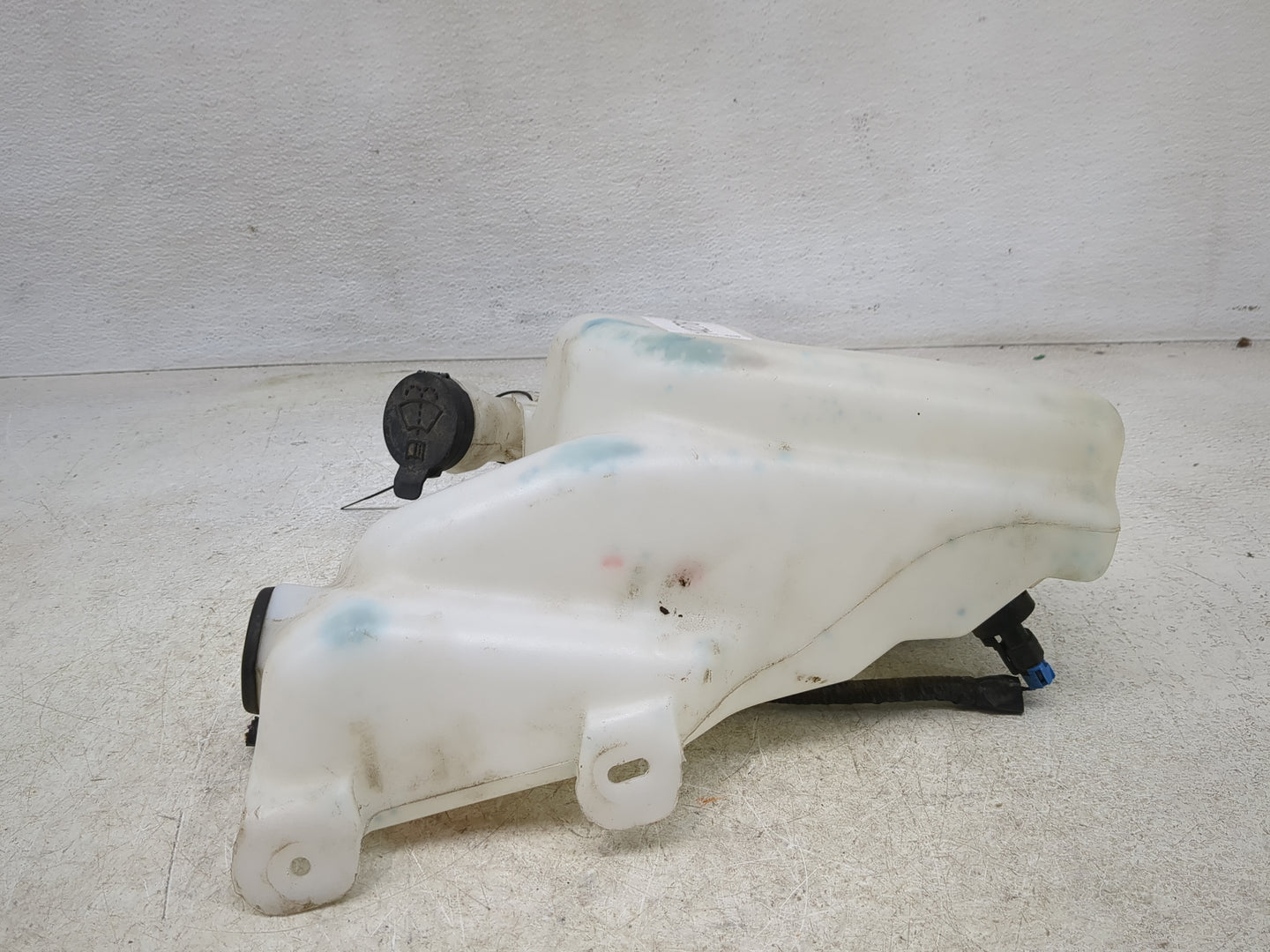 2013-2016 Chevrolet Malibu Windshield Washer Fluid Reservoir Bottle Oem - Oemusedautoparts1.com