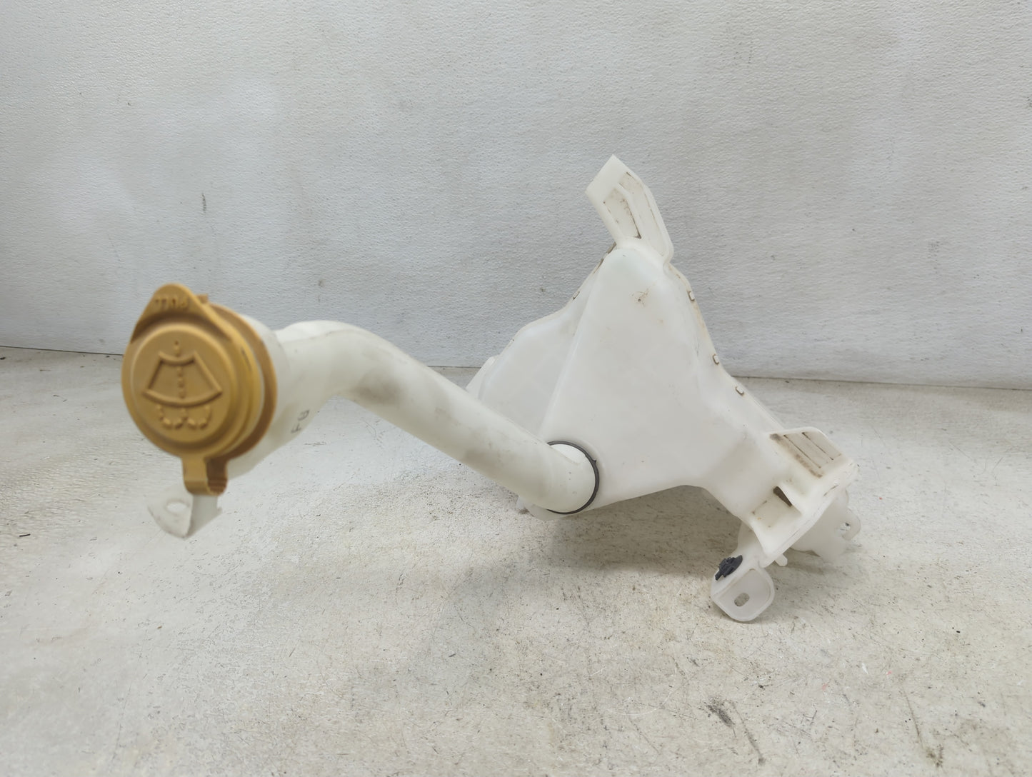 2013-2016 Chevrolet Malibu Windshield Washer Fluid Reservoir Bottle Oem 1465754 - Oemusedautoparts1.com