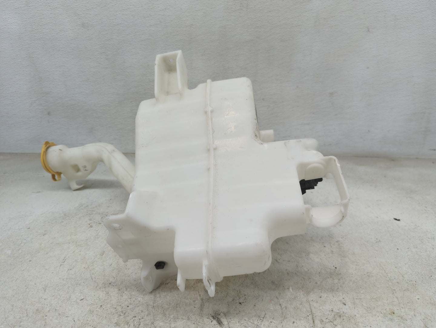 2013-2016 Chevrolet Malibu Windshield Washer Fluid Reservoir Bottle Oem 1465754 - Oemusedautoparts1.com