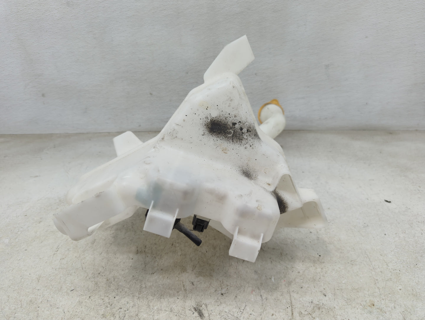 2013-2016 Chevrolet Malibu Windshield Washer Fluid Reservoir Bottle Oem 1465754 - Oemusedautoparts1.com