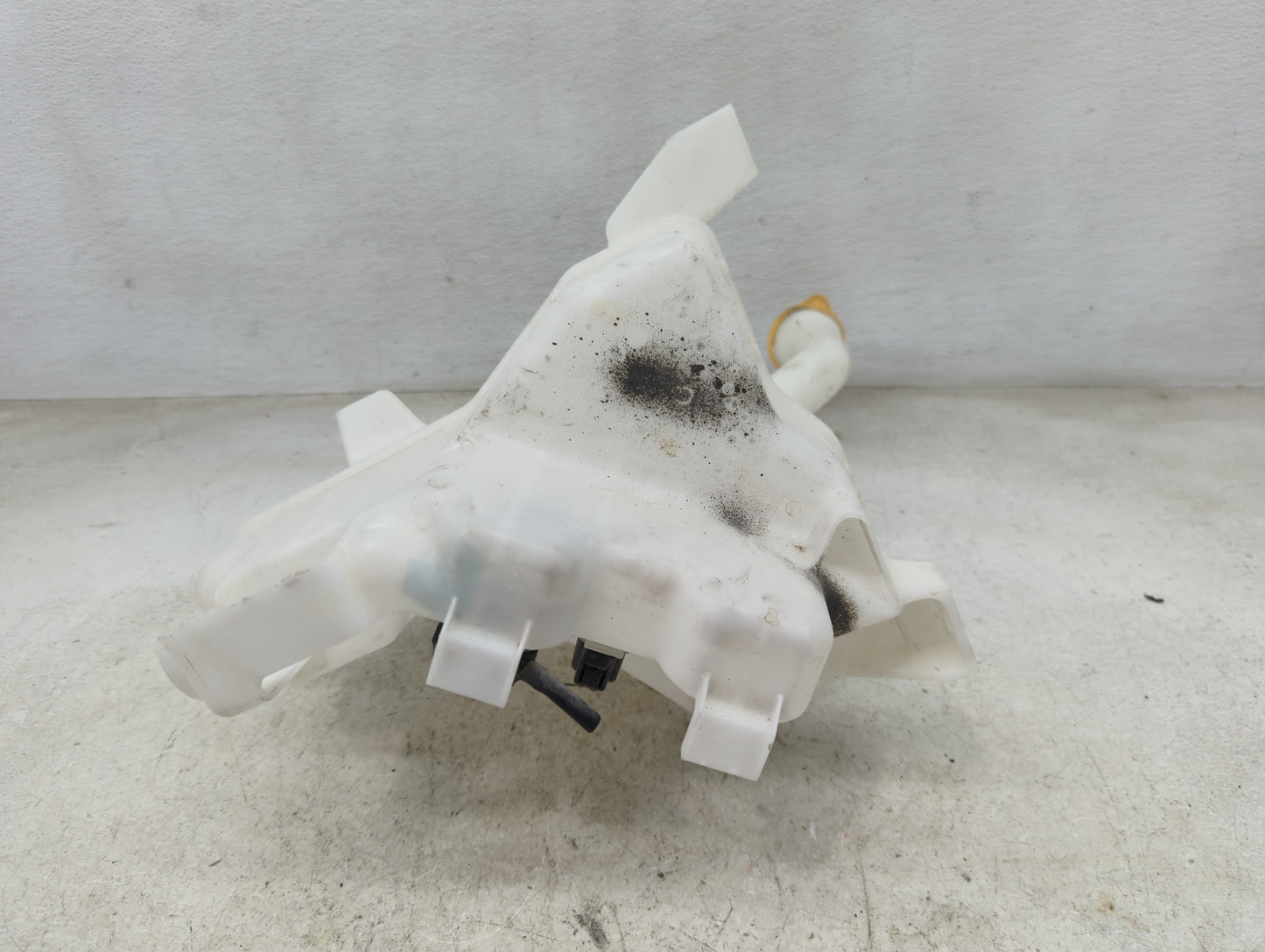 2013-2016 Chevrolet Malibu Windshield Washer Fluid Reservoir Bottle Oem 1465754 - Oemusedautoparts1.com