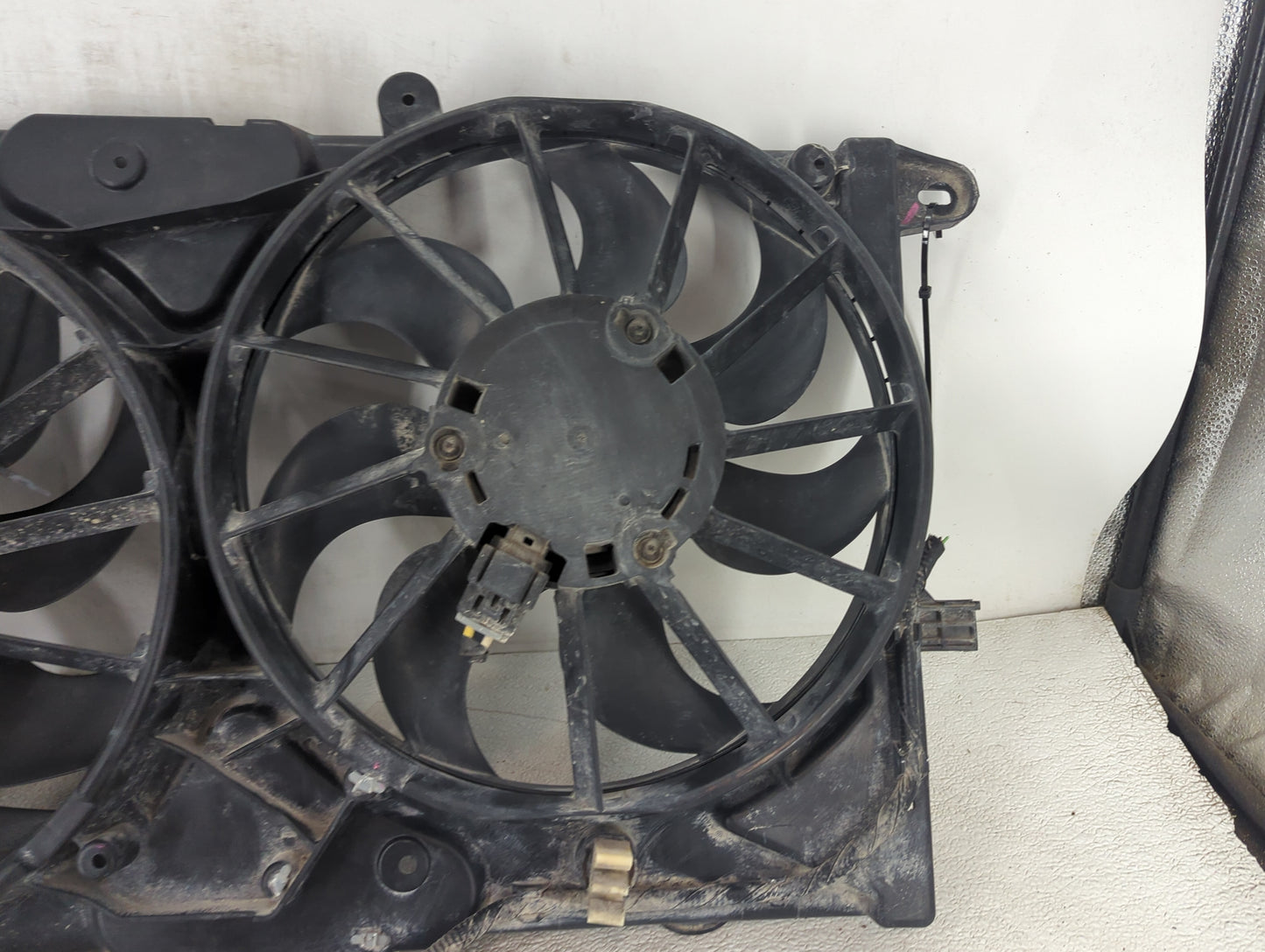 2014 Chevrolet Malibu Electric Radiator Cooling Fan Motor Assembly P/N:22878676 AAPD Fits OEM Used Auto Parts - Oemusedautop