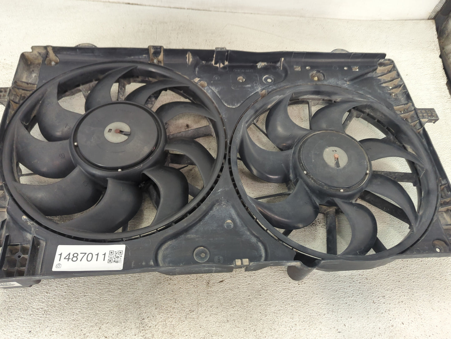 2014 Chevrolet Malibu Electric Radiator Cooling Fan Motor Assembly P/N:22878676 AAPD Fits OEM Used Auto Parts - Oemusedautop