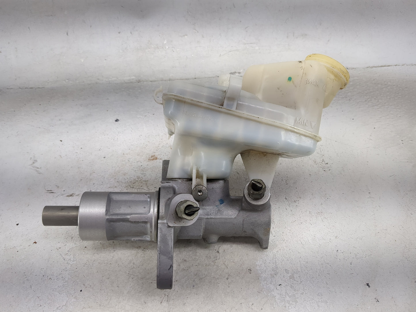2013-2016 Chevrolet Malibu Brake Master Cylinder 1490563 - Oemusedautoparts1.com